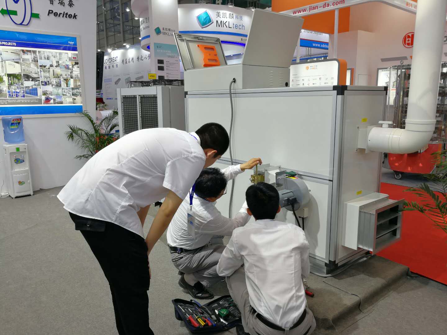 硬汉视频APP下载泰总经理吴建平亲自检查参展设备
